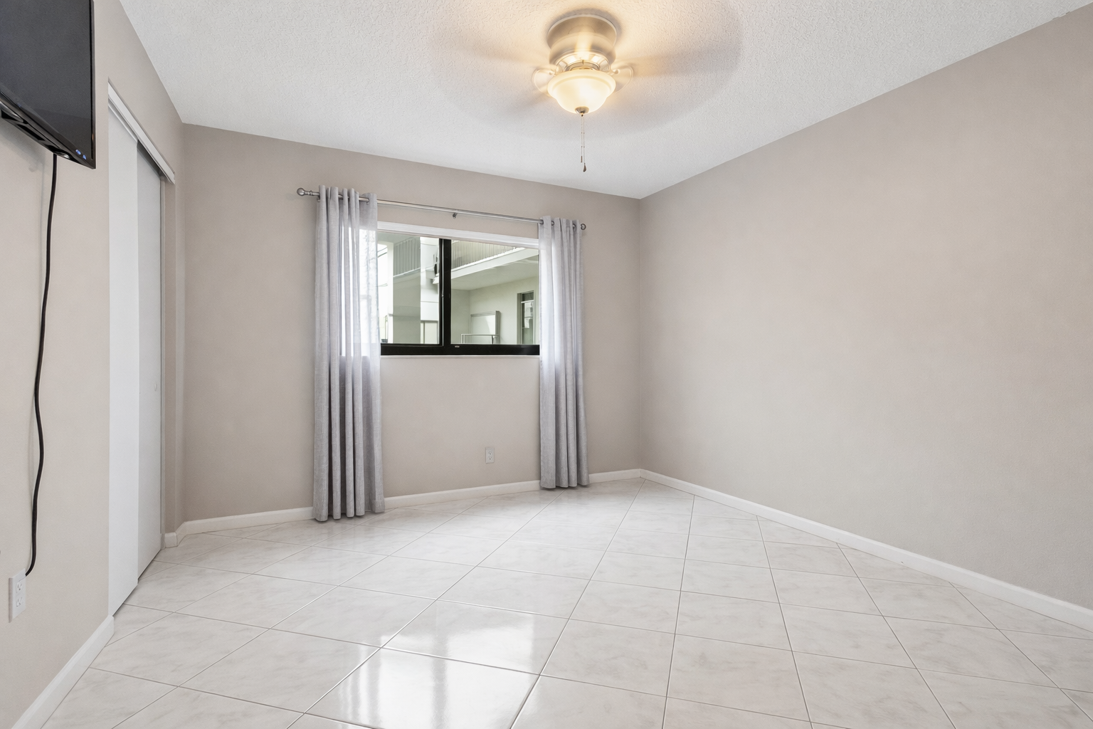 Empty bedroom before AI virtual staging