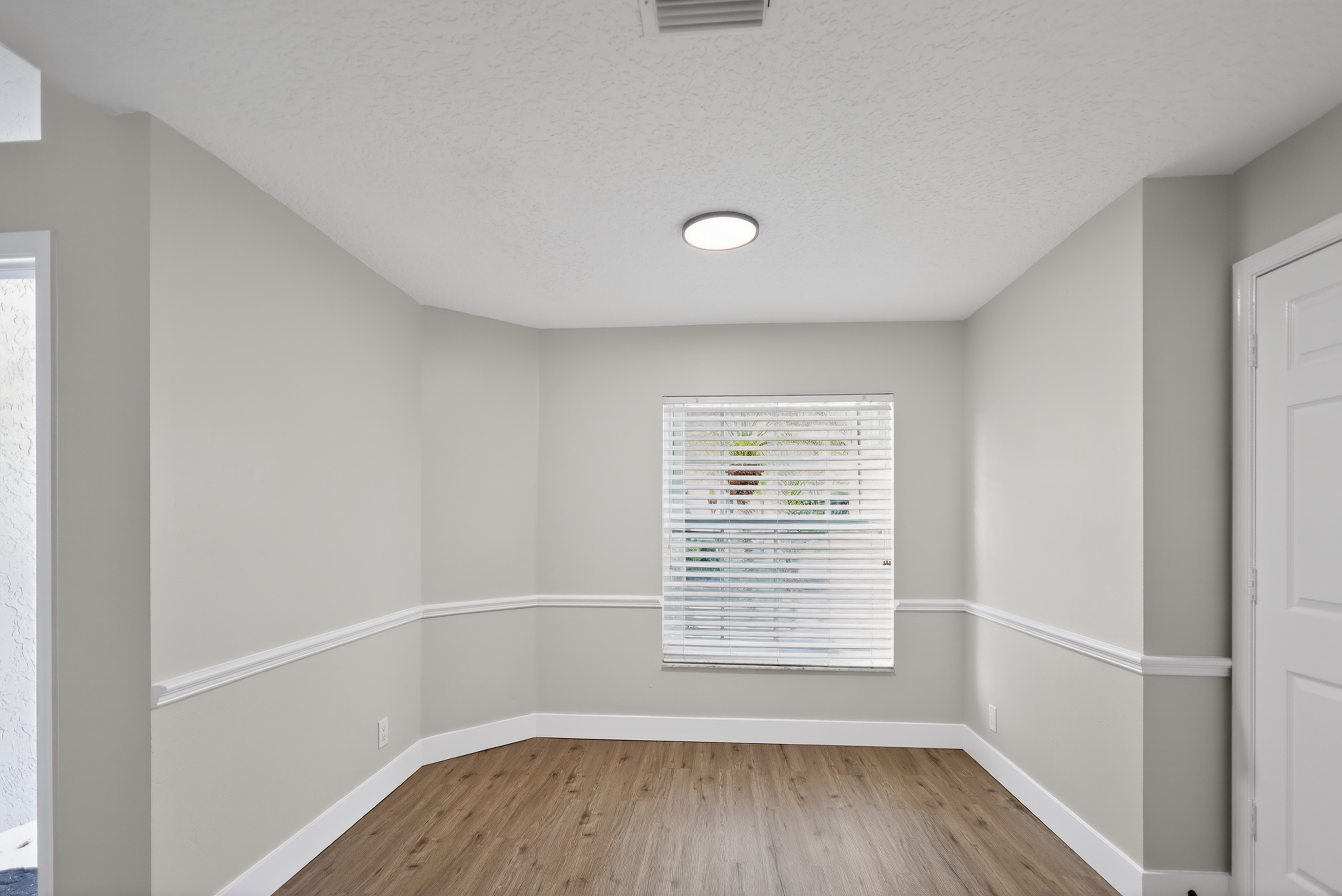 Empty dining room before AI virtual staging